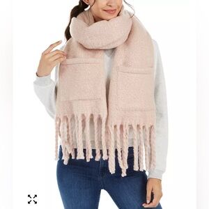NWT Steve Madden fluffy white scarf pockets tassels